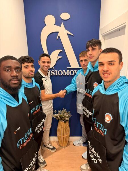 Fisiomovesalamanca y jugadores del Club Atlético Baloncesto Carbajosa en reunión