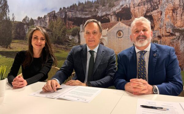 Representantes del Ayuntamiento y la Junta de Semana Santa durante la firma de un convenio en FITUR.