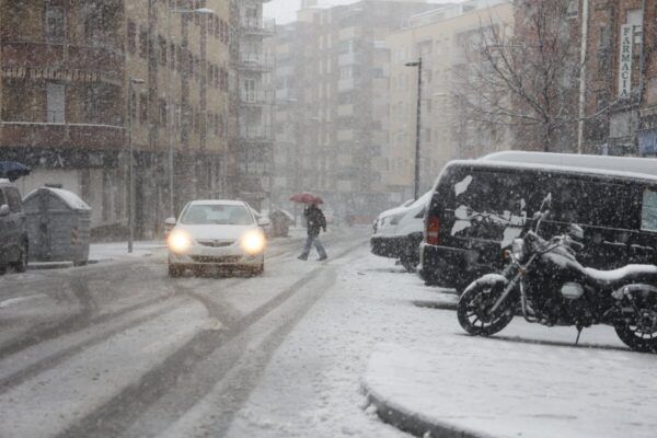 Calle de Salamanca cubierta de nieve durante una tormenta