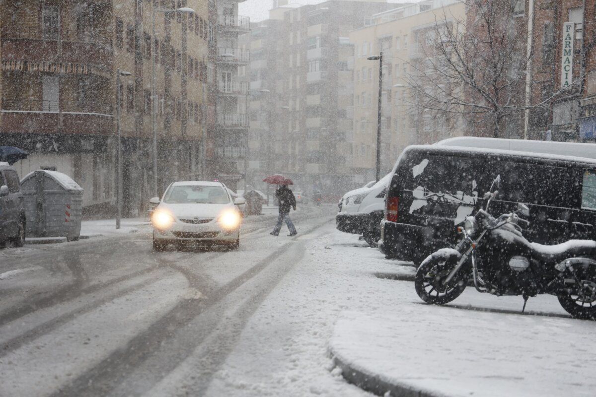 Calle de Salamanca cubierta de nieve durante una tormenta