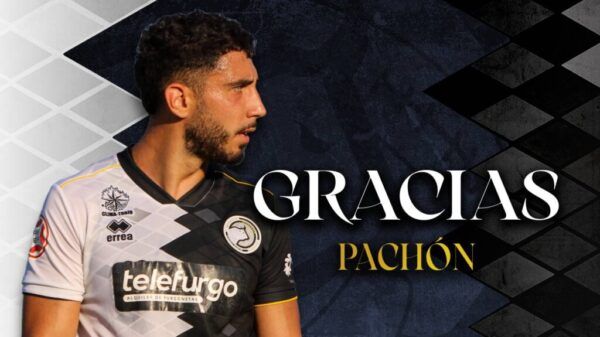 Álex Pachón en camiseta de Unionistas de Salamanca agradeciendo al club