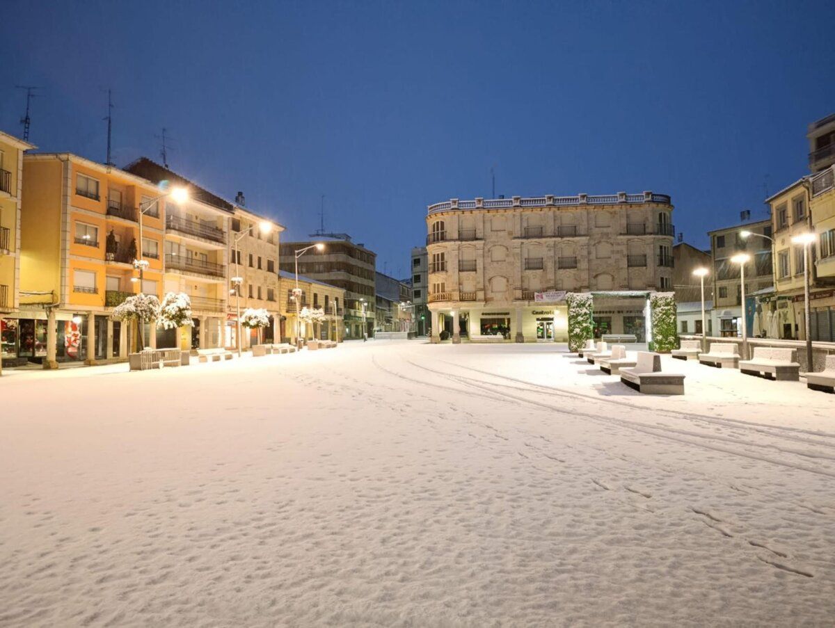 Plaza de Guijuelo cubierta de nieve durante una intensa nevada