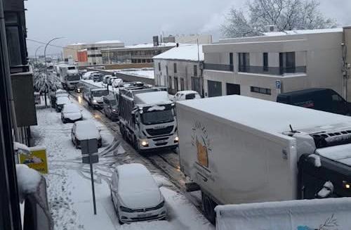 Tráfico complicado por acumulación de nieve en Guijuelo