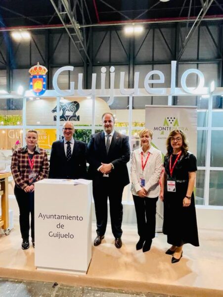 Stand de Guijuelo en FITUR 2026 con representantes y cartel