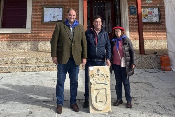 Entrega de un escudo de piedra en Guijuelo por artesanos de Sorihuela