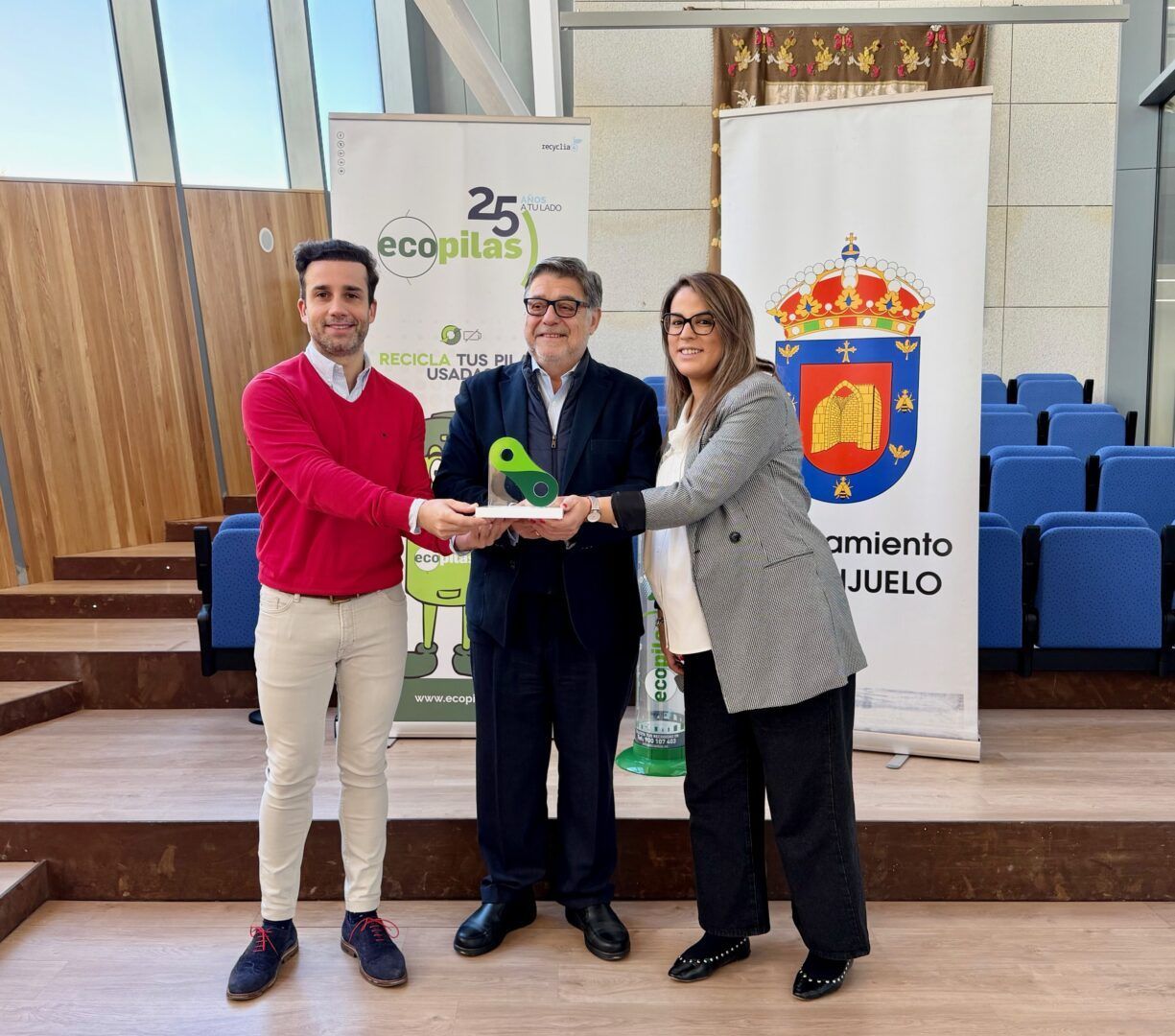 Entrega de premio a Guijuelo por recogida de pilas en la Vuelta Ciclista a España