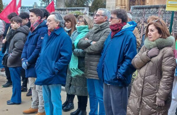 Personas reunidas en homenaje a Serafín Holgado y abogados asesinados