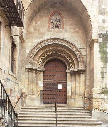 Entrada de la Iglesia de San Martín en Salamanca con detalles románicos