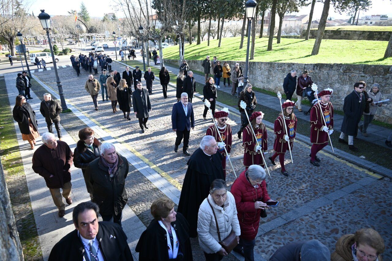 Procesión de San Sebastián en Ciudad Rodrigo con asistentes y figuras religiosas.