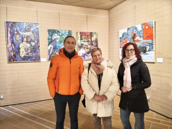 Tres personas posando en una exposición de arte en Carbajosa de la Sagrada