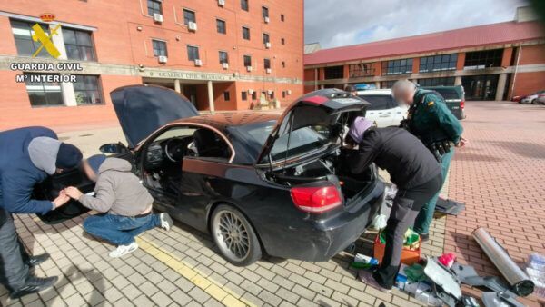 Operativos de la Guardia Civil inspeccionando un coche en Salamanca