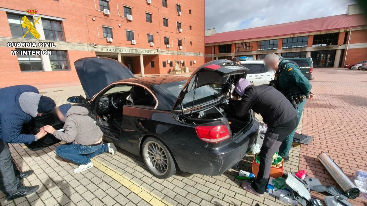 Operativos de la Guardia Civil inspeccionando un coche en Salamanca