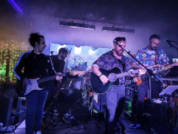 Banda tocando en un concierto de música indie en Salamanca