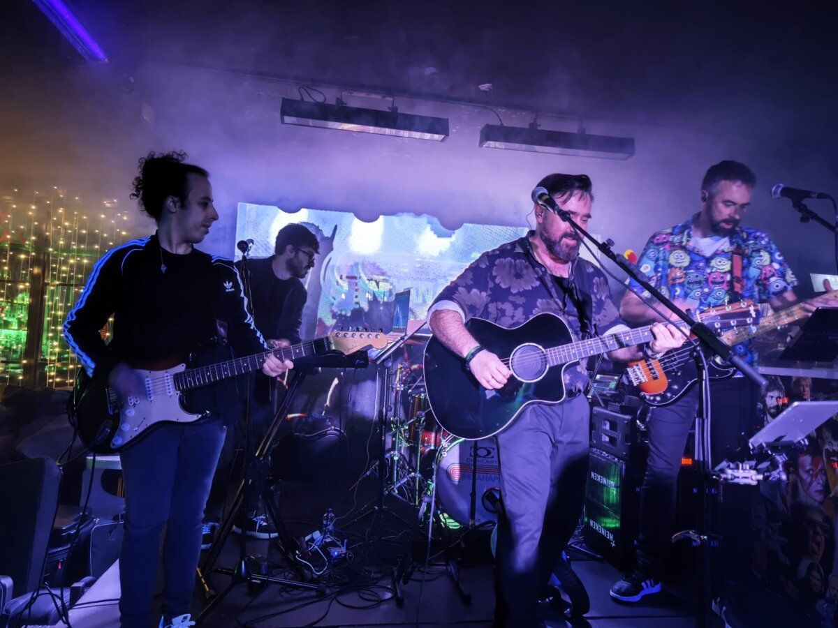 Banda tocando en un concierto de música indie en Salamanca