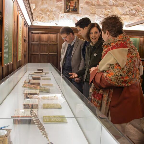 Visita a la exposición sobre mujeres en la Ilustración en la USAL