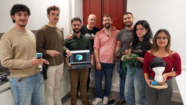 Grupo de estudiantes trabajando en proyectos de neuropsicología clínica