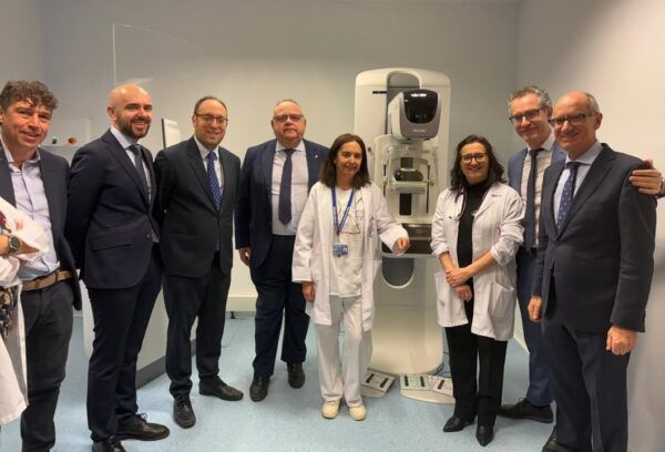 Grupo de personas en un centro de salud con nuevo equipo médico