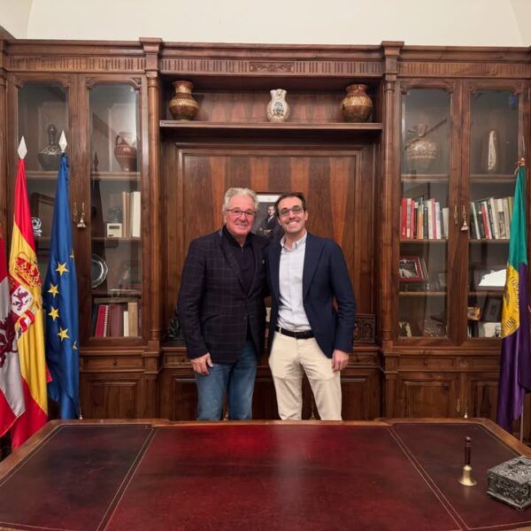 Jorge D'Alessandro y un representante de la Cámara de Comercio de Salamanca en una reunión