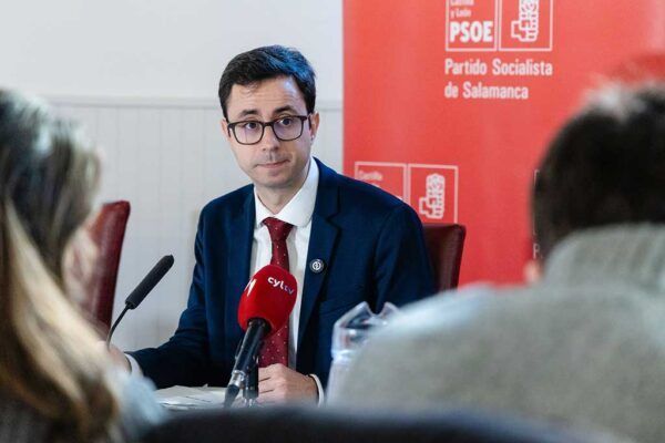José Luis Mateos durante un desayuno informativo del PSOE en Salamanca
