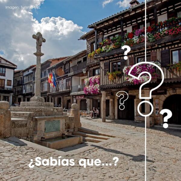 Plaza de La Alberca con arquitectura tradicional y flores en los balcones