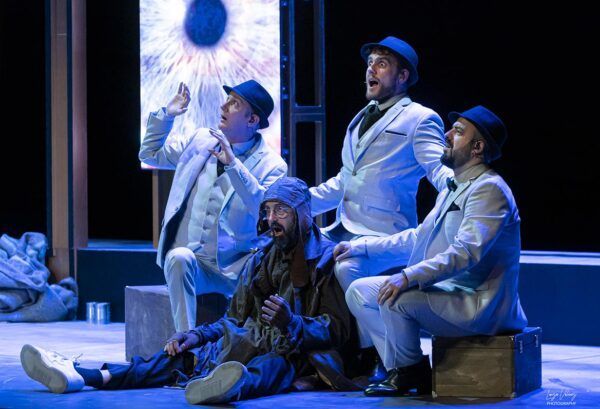 Actores en escena durante la obra Madness en Salamanca