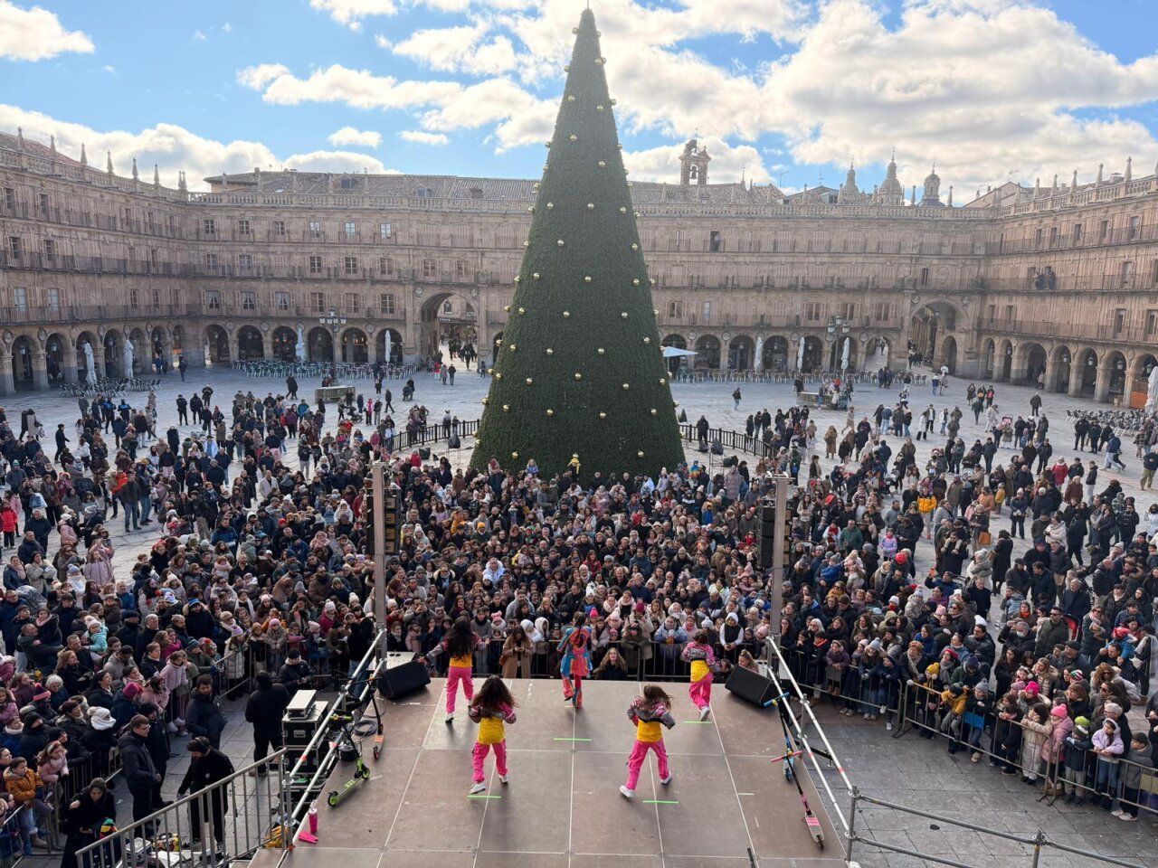 Los Reyes Magos saludan a la multitud desde el Ayuntamiento de Salamanca