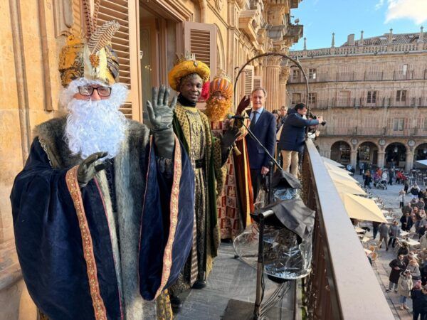 Los Reyes Magos saludando desde el balcón del Ayuntamiento de Salamanca