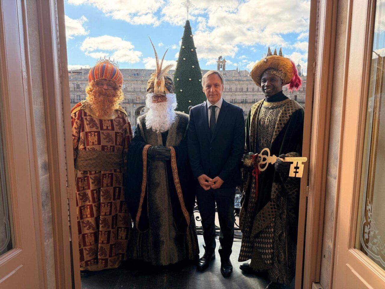 Los Reyes Magos saludan desde el balcón del Ayuntamiento de Salamanca