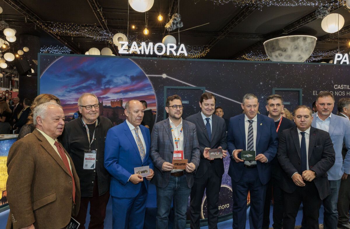 Alfonso Fernández Mañueco en el stand de Castilla y León en FITUR 2026