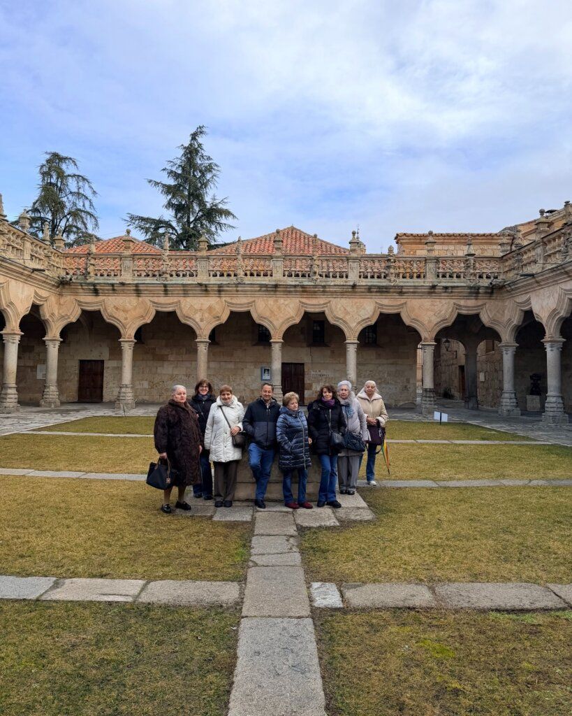 Grupo de mayores en el Patio de Escuelas Menores de Salamanca