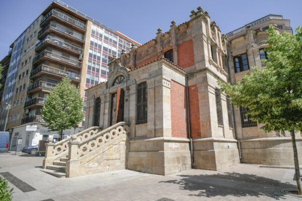 Fachada de la biblioteca municipal Gabriel y Galán en Salamanca