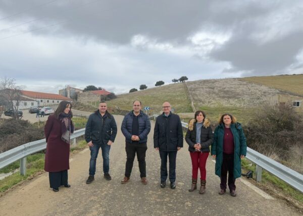 Grupo de personas en la carretera CV-91 tras la mejora de la vía