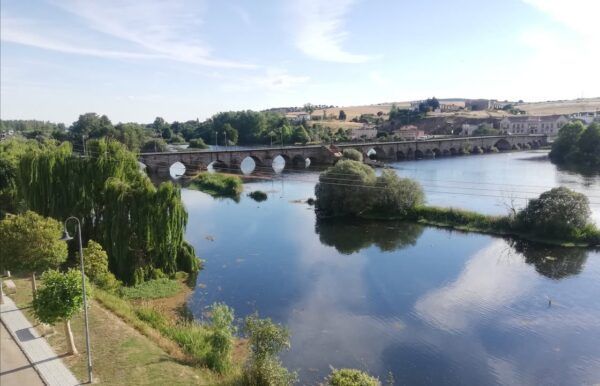 Vista del mirador del espolón en Alba de Tormes con el río Tormes