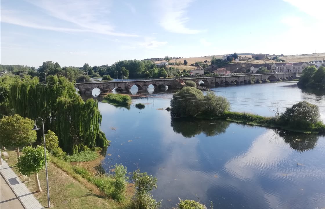 Vista del mirador del espolón en Alba de Tormes con el río Tormes