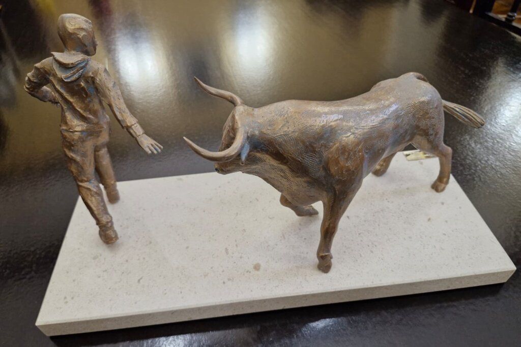 Escultura de un corredor y un toro del Carnaval del Toro