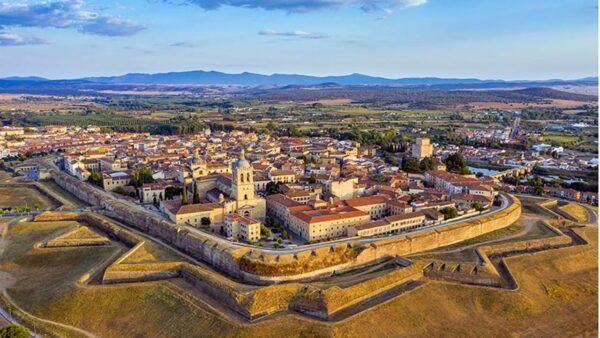 Vista aérea de la muralla de Ciudad Rodrigo y su entorno histórico