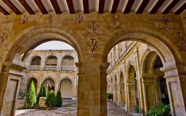 Vista de los muros históricos de Salamanca con detalles arquitectónicos