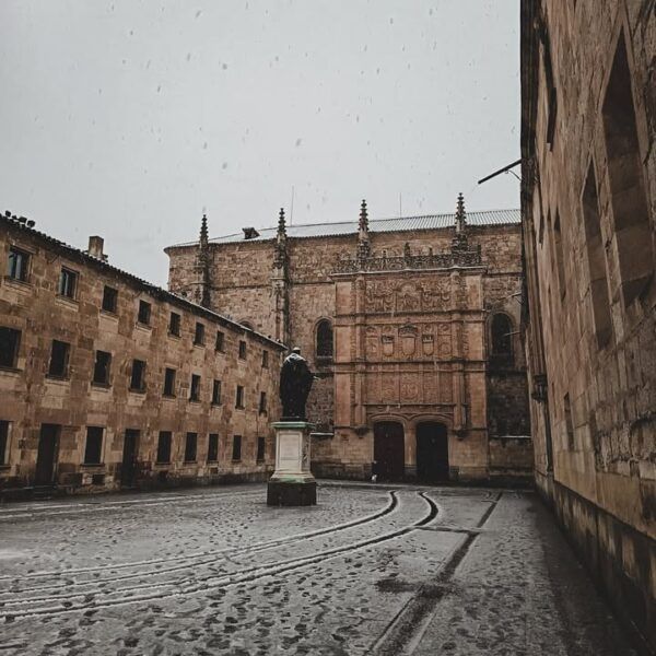 Vista de la Universidad de Salamanca cubierta de nieve en invierno