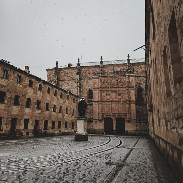 Vista de la Universidad de Salamanca cubierta de nieve en invierno