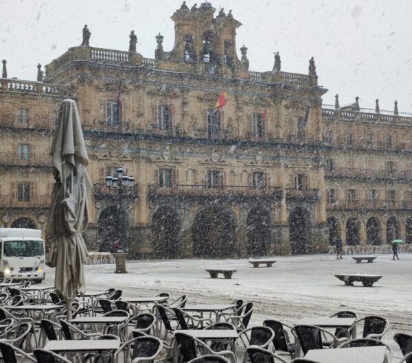 Plaza de Salamanca cubierta de nieve durante una nevada intensa