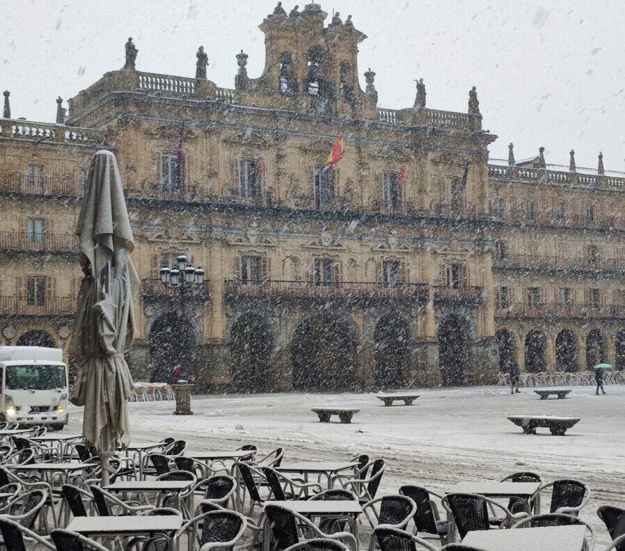 Plaza de Salamanca cubierta de nieve durante una nevada intensa