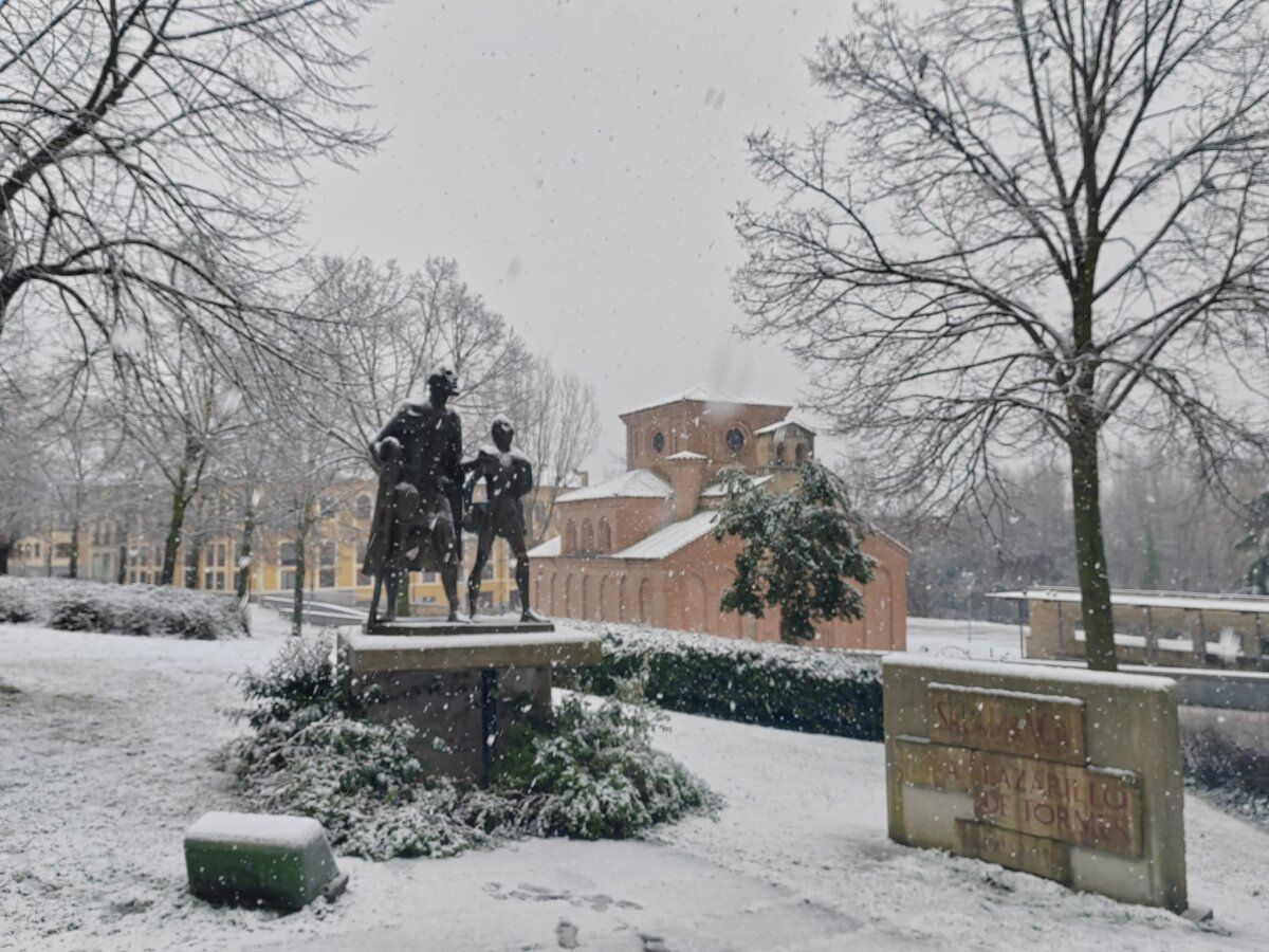 Estatua en Salamanca cubierta de nieve durante un día invernal