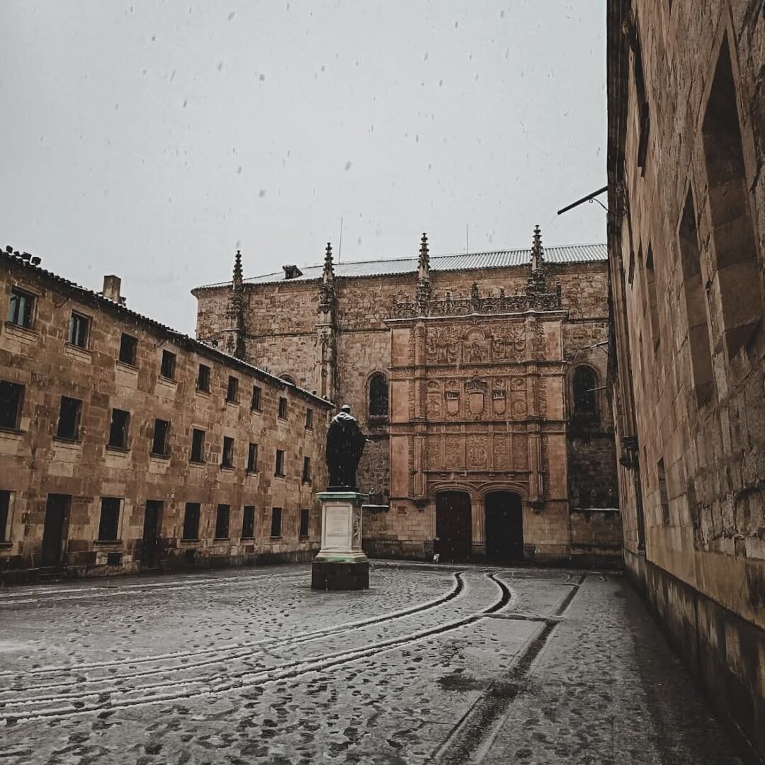 Vista de la Universidad de Salamanca cubierta de nieve y hielo