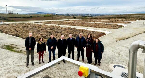 Inauguración de la nueva depuradora en Cespedosa de Tormes con autoridades locales.