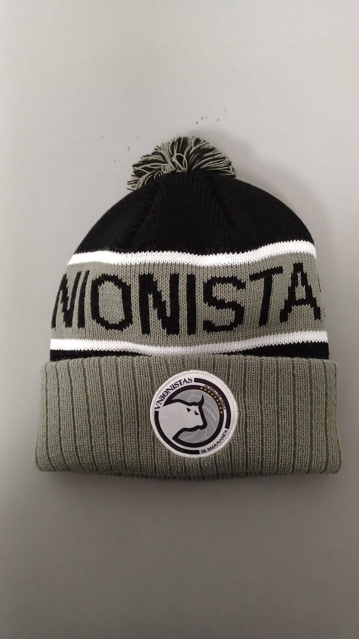 Gorro de lana negro y gris con el logo de Unionistas de Salamanca CF