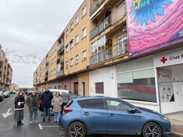 Grupo de personas en el barrio del Carmen junto a un coche azul