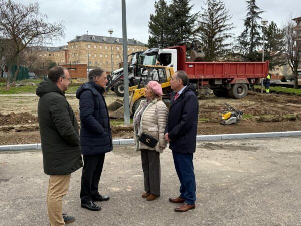Visita del alcalde a las obras en la plaza de Santa Cecilia en Salamanca