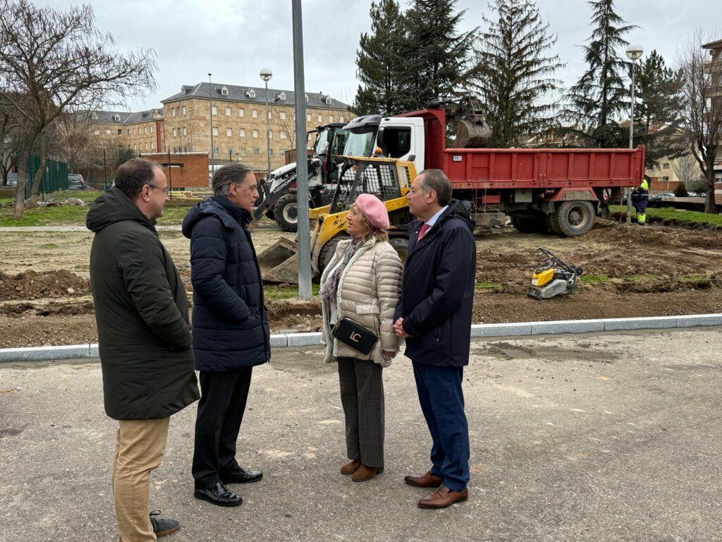 Visita del alcalde a las obras en la plaza de Santa Cecilia en Salamanca