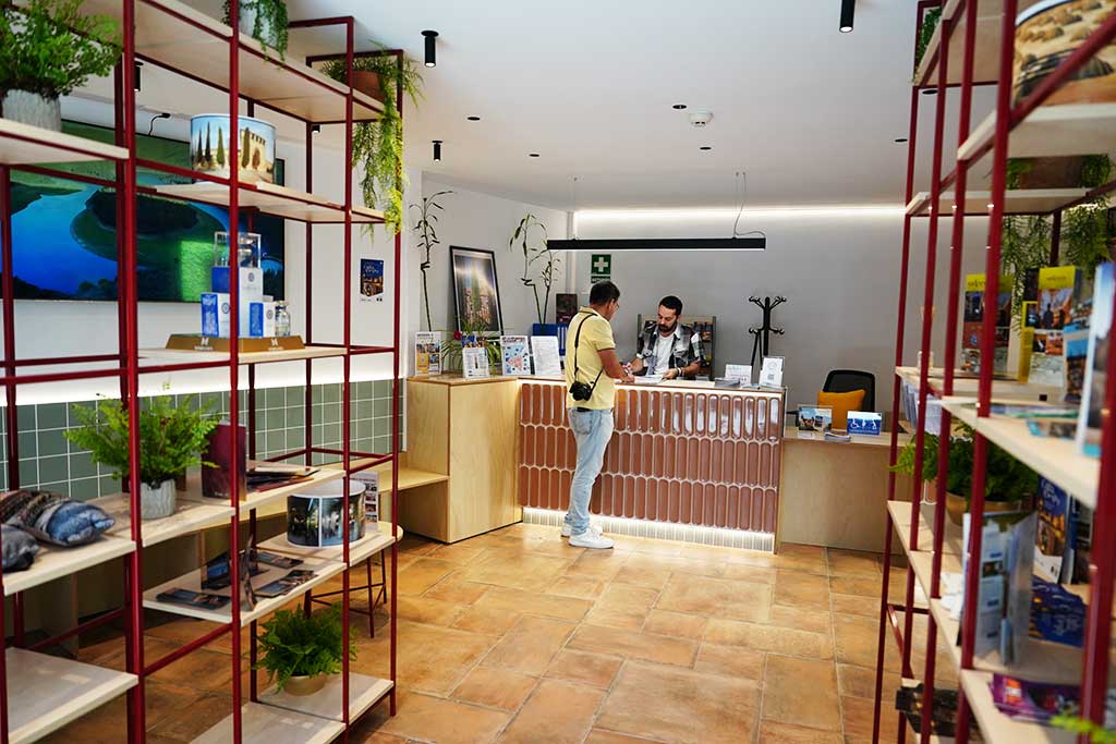 Interior de la oficina de información turística en Fonda Veracruz.