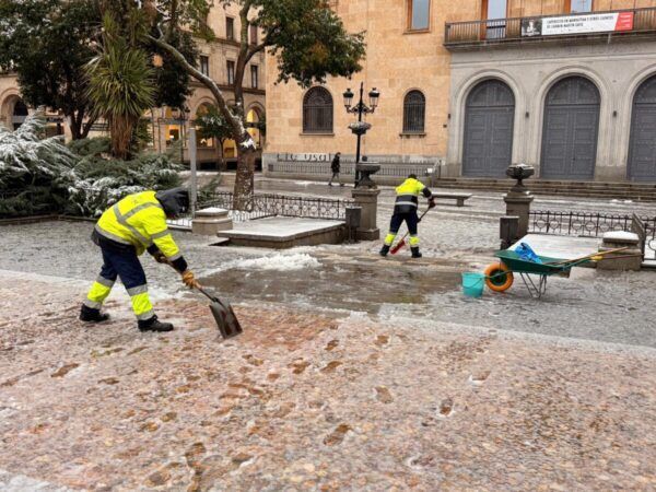 Trabajadores limpiando nieve en la plaza de Salamanca